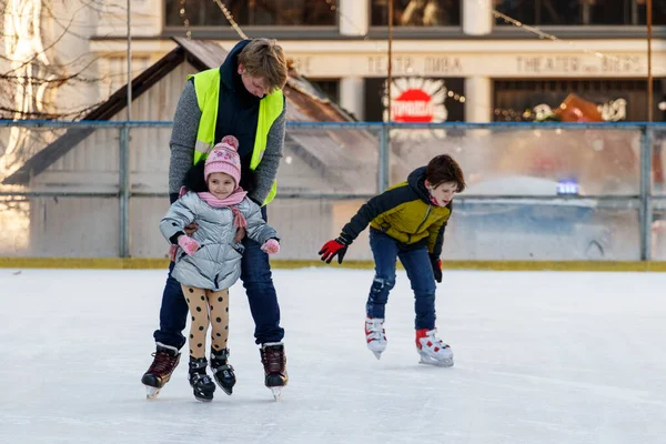 Lviv Ucrânia Dezembro 2020 Instrutor Ensina Crianças Patinar — Fotografia de Stock