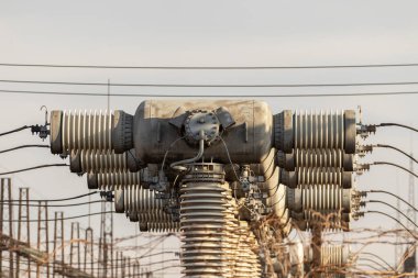 Elektrik santrali trafo istasyonu, yakın plan..