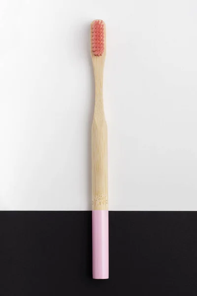 Bambusowa Szczoteczka Zębów Różową Sierścią Czarno Białym Tle — Zdjęcie stockowe