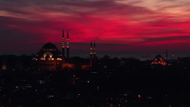 Sylwetka Meczet Слеймание Tle Wieczorowy Czerwienny Niebo Morze Marmara Widać — Wideo stockowe