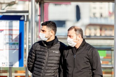 İSTANBUL, Turkey - 5 HAZİRAN 2021. Tıbbi maskeli iki adam yürüyüş yapıyor..