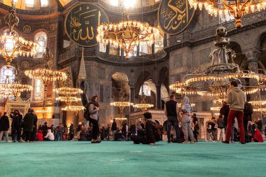 İSTANBUL, Turkey - 7 Ocak 2021. Karantina sırasında Ayasofya 'da turistler.