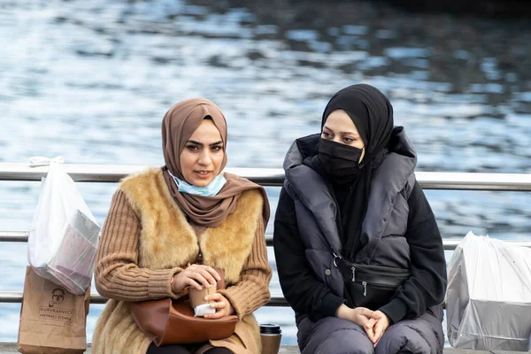 Istanbul Turquía Enero 2021 Dos Mujeres Vestidas Con Ropa Musulmana — Foto de Stock