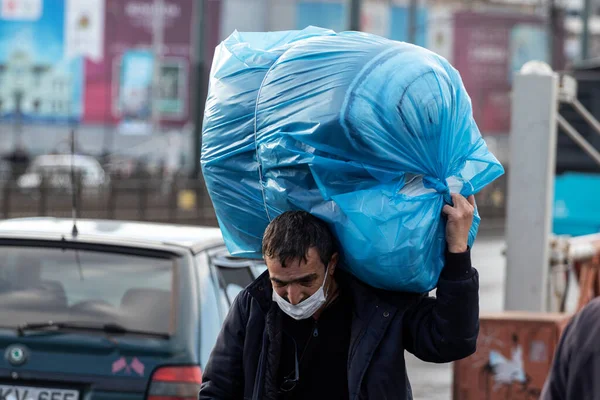 Istanbul Turkey January 2021 Seller Turkish Bazaar Carries Large Bag — Stock Photo, Image