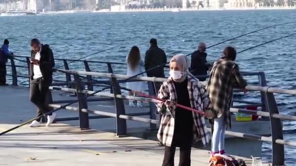 伊斯坦布尔 土耳其 2021年1月5日 年轻的女渔夫带着钓竿在博斯普鲁斯海峡岸边 Skdar — 图库视频影像