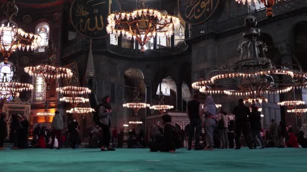 Istanbul Turquie Janvier 2021 Les Touristes Voient Photographient Intérieur Mosquée — Video