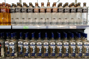 LVIV, UKRAINE - 4 Ocak 2021. Havaalanında gümrüksüz alkol satan bir yer. Votka şişeli raflar.