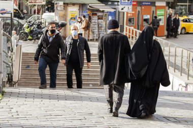 İSTANBUL, Turkey - 5 HAZİRAN 2021. Yürüyüş yapan maskeli insanlar..