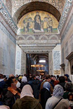 İSTANBUL, Turkey - 7 Ocak 2021. Ayasofya Camii 'nin girişinde kalabalık var..