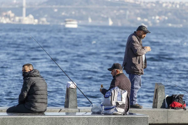 Istanbul Turkey January 2021 Fishermen Fishing Rods Catch Fish Bosphorus — Stock Photo, Image