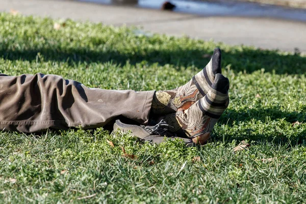 Photo Legs Homeless Man Sleeping Park Ground Istanbul Turkey — Stock Photo, Image
