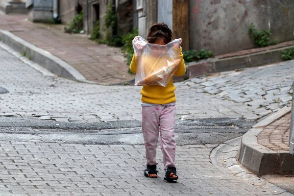 Istanbul Turkey January 2021 Girl Walks Street Carries Plastic Bag — Stock Photo, Image