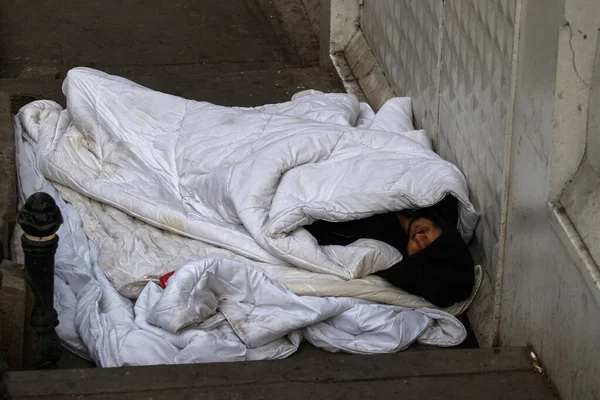 Istanbul Turkey January 2021 Homeless Man Sleeps Sidewalk Covered White — Stock Photo, Image