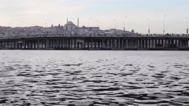 Altın Boynuz, Beyoğlu 'ndan görüldüğü gibi. Atatürk Köprüsü ve Yavuz Sultan Selim Camii manzarası.