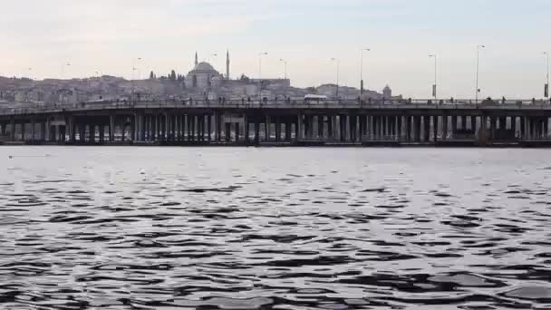 从碧昂鲁地区看到的金角湾 Ataturk桥和Yavuz Sultan Selim清真寺景观 — 图库视频影像
