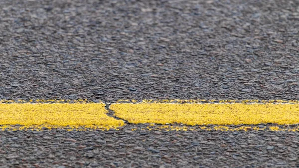 Yatay Sarı Şeritli Asfalt Yol Dokusu Yakın Plan — Stok fotoğraf