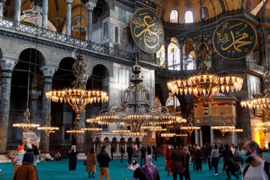 İSTANBUL, Turkey - 7 Ocak 2021. Karantina sırasında Ayasofya Camii 'ndeki turistler.