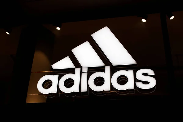 İSTANBUL, Turkey - 6 Ocak 2021. Adidas mağazası neon levhası. Karanlık arka planda Adidas logosunun yakın plan görüntüsü.