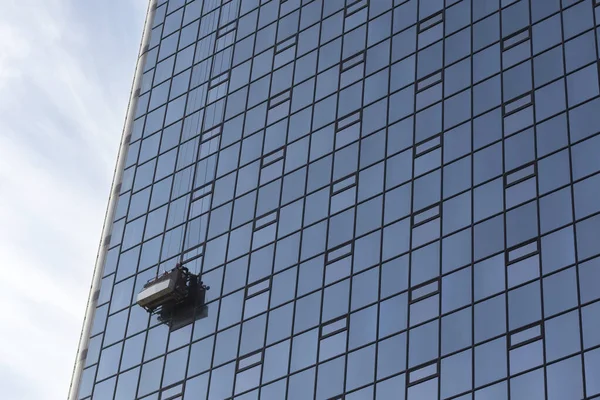 一个窗台挂在一座大摩天大楼上 — 图库照片