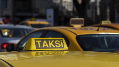 İstanbul taksisinin önünü kapatın. Sokakta bir sürü taksi var. 