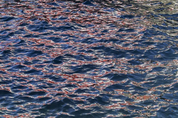 Água Azul Vermelha Glare Superfície Água Ondulada Que Uma Cor — Fotografia de Stock