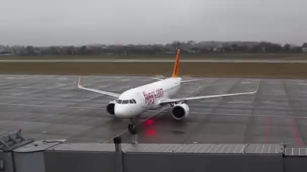 Lviv Ucrânia Janeiro 2021 Avião Pegasus Airlines Chega Terminal Pequeno — Vídeo de Stock