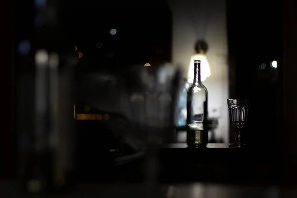 Vinho Uma Garrafa Vinho Estão Cima Mesa Num Quarto Escuro — Fotografia de Stock