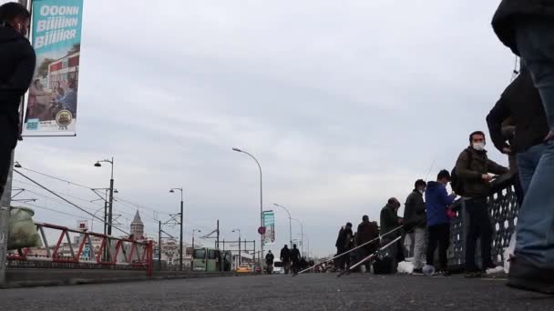 Stanbul Turkey Ocak 2021 Galata Köprüsü Nde Balıkçılar Yayalar — Stok video