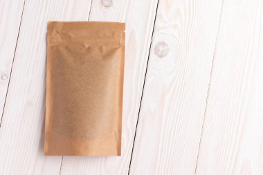 Tohumlu kağıt paket. Üst Manzara. Beyaz ahşap arka planda.