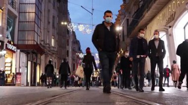 İSTANBUL; Turkey - 7 Ocak 2021. Akşamleyin bir kalabalık Istiklal Caddesi boyunca yürür..