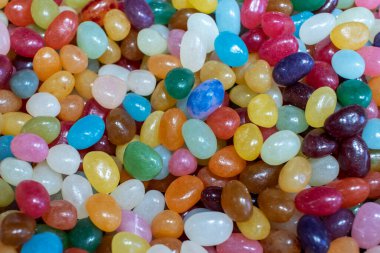 Renkli jölelerle kaplı fındık şekerleri. Şeker arkaplanı.