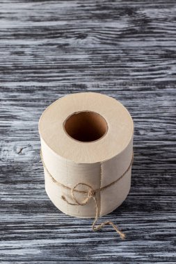 Siyah ahşap arka planda çevre dostu bambu tuvalet kağıdı.