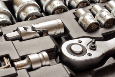 Bir kutuda cırcır aletleri seti. Kapat..