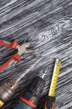 Siyah ahşap arka planda bir takım aletler. Üst görünüm.