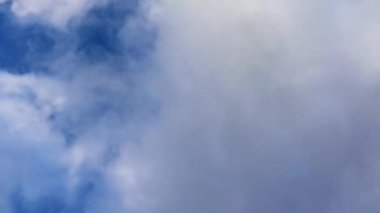 Rüzgarlı havada bulutların zamanı. Bulutlar hızla havada süzülür.