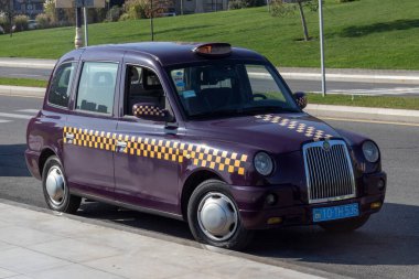 Bakü, Azerbaycan - 7 Kasım 2019. Geleneksel Bakü taksisi. Yerel taksi yolcu bekliyor..