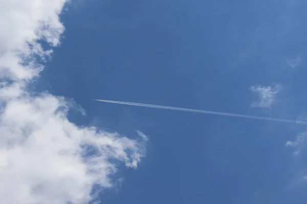 Jet Formando Estelas Cielo Azul Avión Volar Con Rastro Condensación — Foto de Stock