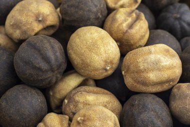 Beyaz ve siyah kurutulmuş limonlar. Kurutulmuş kireç Orta Doğu yemeklerinde kullanılan bir baharattır..