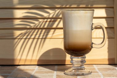 Pencere kenarında ev yapımı bir kapuçino..