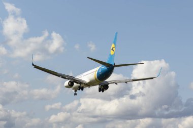 Lviv, Ukrayna - 07 Ağustos 2021. Ukrayna Uluslararası Havayolları uçağı inmeden önce havalandı.