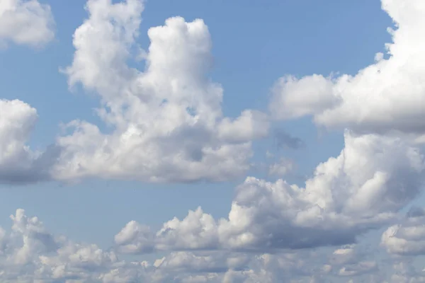 Блакитне Небо Білими Пухнастими Хмарами — стокове фото