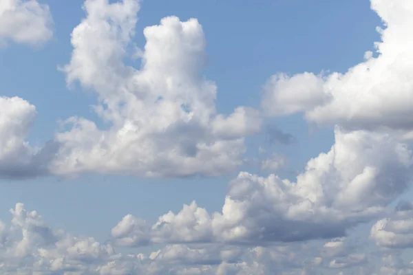 Ciel Bleu Avec Nuages Pelucheux Blancs — Photo