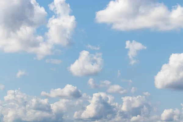 Λευκά Χνουδωτά Σύννεφα Έναν Γαλάζιο Ουρανό — Φωτογραφία Αρχείου