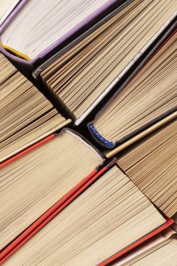 Arka arkaya bir sürü ciltli kitap. Doku arka planı. Yüksek açı görünümü.