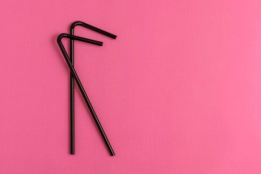 İçmek için plastik pipetler. Pembe arka planda. Plastik kavramı durdur.