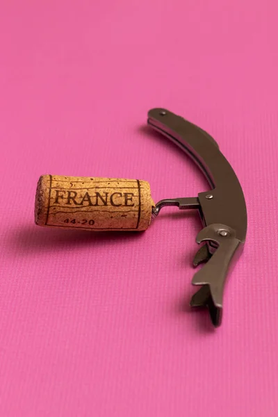 Vývrtka Zátkou Zblízka Růžovém Pozadí Název Vinařské Země Francie Napsán — Stock fotografie