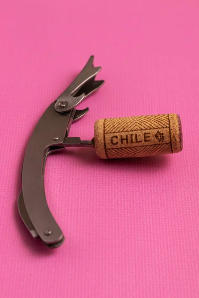 Vývrtka Zátkou Zblízka Růžovém Pozadí Název Vinařské Země Chile Napsán — Stock fotografie
