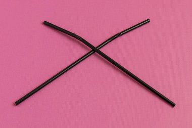 İçmek için plastik pipetler. Pembe arka planda. Plastik kavramı durdur.