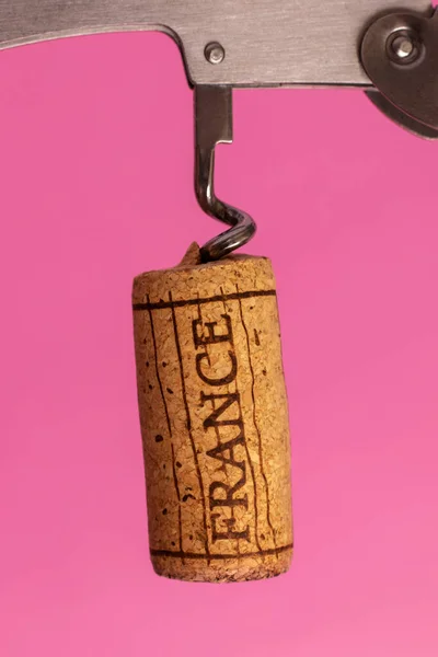 Korkociąg Korkowym Zbliżeniem Różowym Tle Nazwa Kraju Winiarskiego Francja Jest — Zdjęcie stockowe