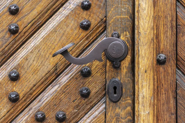 Stare Drewniane Drzwi Pokrętłem Drzwi — Zdjęcie stockowe